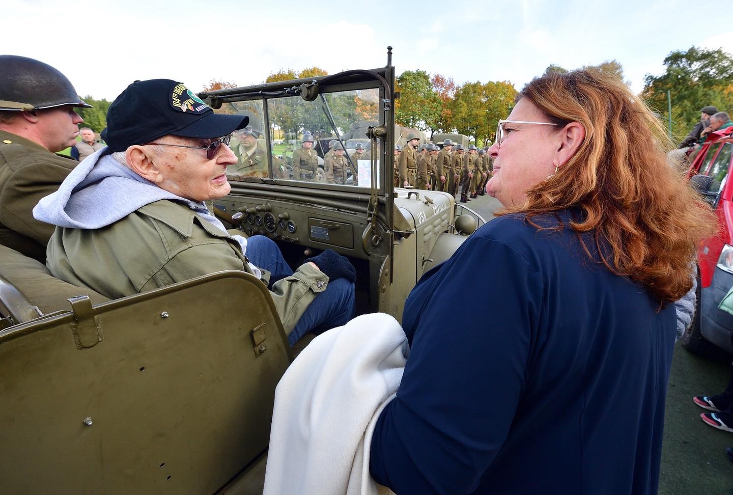 Herdenking van de bevrijding van Etten-Leur met Amerikaanse militairen en burgemeester Starmans in gesprek met een veteraan