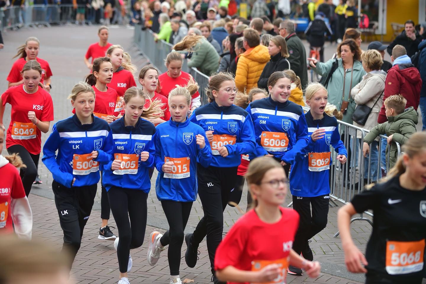 Van Oers Marathon Brabant met veel belangstelling op en langs het parcours. Ook de jeugd is goed vertegenwoordigd